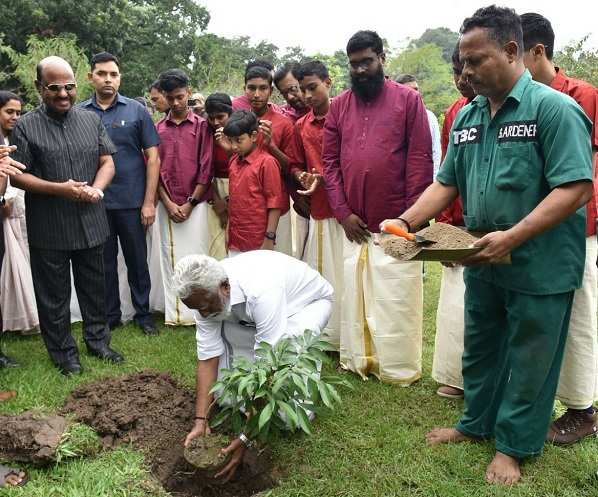 കല്‍ക്കട്ട രാജ്ഭവനില്‍ 'സുഗത വനം' പദ്ധിതിക്ക് തുടക്കം കുറിച്ച്  മുന്‍ മിസോറാം ഗവര്‍ണര്‍ കുമ്മനം രാജശേഖരന്‍ വൃക്ഷം നടന്നു. ഗവര്‍ണര്‍ സി വി ആനന്ദ് ബോസ് സമീപം