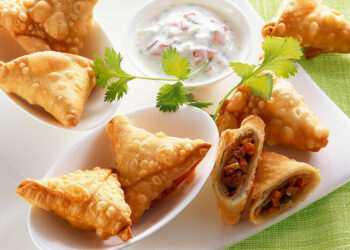 Samosas mit Raita (pikante Joghurtsauce)