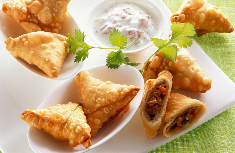 Samosas mit Raita (pikante Joghurtsauce)