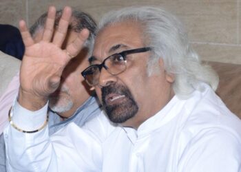 Chairman of Indian Overseas Congress Sam Pitroda gestures as he speaks during a press conference in Amritsar on May 8, 2019. (Photo by NARINDER NANU / AFP)