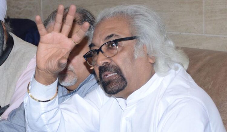 Chairman of Indian Overseas Congress Sam Pitroda gestures as he speaks during a press conference in Amritsar on May 8, 2019. (Photo by NARINDER NANU / AFP)