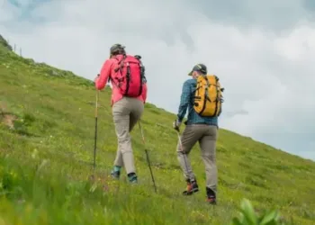 A-couple-trekking-1024x684