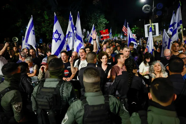 Protestors gather against Israeli Prime Minister Benjamin Netanyahu near his residence, as the conflict between Israel and Palestinian Islamist group Hamas continues, in Jerusalem, November 4, 2023. REUTERS/Ammar Awad