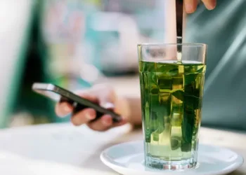 female-stirring-mint-tea-1296-728-header