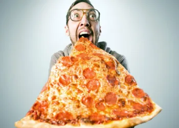 news_man_eating_huge_pizza