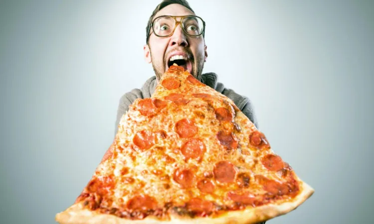 news_man_eating_huge_pizza