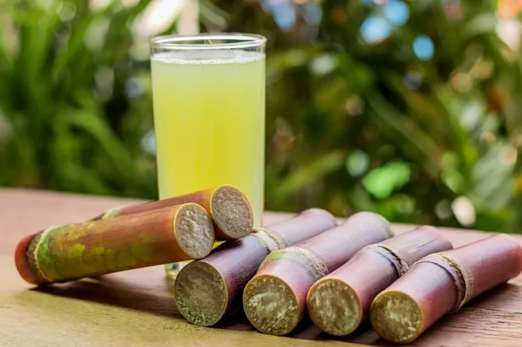 Sugarcane_Juice_ A_Refreshing_Beverage_with_Surprising_Health_Benefits1717487564