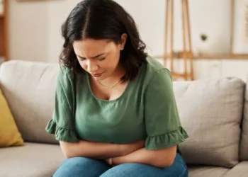 women-sitting-on-sofa-having-pain-because-of-nausea