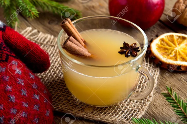 Apple cider rum punch. Hot drink for Christmas and winter holidays.