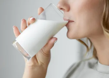 more-people-prefer-cows-milk-over-plant-based-milks-new-yahoo-yougov-poll-finds-heres-what-nutritionists-think-about-that