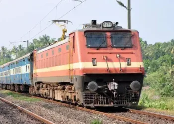 The train, which was supposed to leave at 9 pm on Saturday, left at 5.30 am on Sunday... BJP leader strongly criticizes Indian Railways