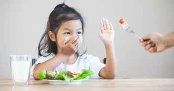 Asian child does not like to eat vegetables and refuse to eat healthy vegetables