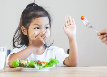 Asian child does not like to eat vegetables and refuse to eat healthy vegetables