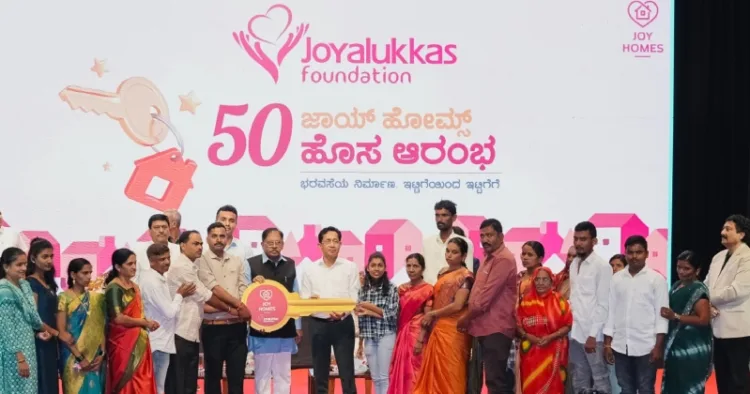 ജോയ്‌ ആലുക്കാസ്‌ ഫൗണ്ടേഷൻ 'ജോയ് ഹോംസ്' പദ്ധതിയുടെ ഭാഗമായി നിർമ്മിച്ച 50 വീടുകളുടെ താക്കോൽദാനം കർണാടക ആഭ്യന്തര മന്ത്രി ജി പരമേശ്വര നിർവഹിക്കുന്നു. ജോയ്‌ ആലുക്കാസ്‌ ഗ്രൂപ്പ് ചെയർമാനായ ഡോ. ജോയ് ആലുക്കാസ് സമീപം. എമ്മാർ പ്രൊപ്പർട്ടീസിന്റെ സിഇഒ മുഹമ്മദ് റിഹാൻ നവാബ്, കെ.എസ്.ആർ.ടി.സി വൈസ് ചെയർമാൻ മുഹമ്മദ് റിസ്വാൻ നവാബ്, ബെംഗളൂരു ജ്വല്ലേഴ്‌സ് അസോസിയേഷന്റെ പ്രസിഡന്റ് ചേതൻ കുമാർ മെഹ്ത, ജോയലുക്കാസ് ഗ്രൂപ്പിന്റെ എക്‌സിക്യൂട്ടീവ് ഡയറക്ടർ തോമസ് മാത്യൂ എന്നിവർ സമീപം.