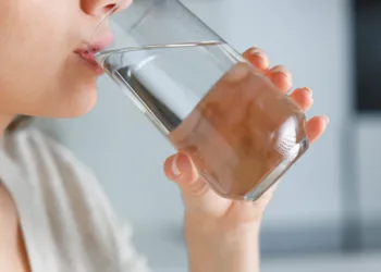 089qdk1g_benefits-of-drinking-water-before-brushing_625x300_24_November_22