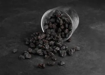 BLACK-RAISINS-1