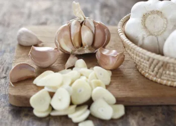 garlic-cuttingboard-1024x576