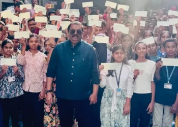 കോൺഫിഡന്റ് ഗ്രൂപ്പിന്റെ സ്ഥാപകനും ചെയർമാനുമായ ഡോ. റോയ് സിജെ. സ്കോളർഷിപ്പിന് അർഹരായ കുട്ടികളോടൊത്ത്