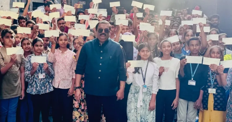 കോൺഫിഡന്റ് ഗ്രൂപ്പിന്റെ സ്ഥാപകനും ചെയർമാനുമായ ഡോ. റോയ് സിജെ. സ്കോളർഷിപ്പിന് അർഹരായ കുട്ടികളോടൊത്ത്