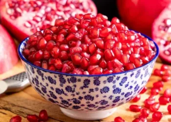 The-Easy-Way-to-Remove-Pomegranate-Seeds-3
