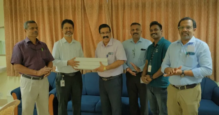 തിരുവനന്തപുരം മെഡിക്കൽ കോളേജ് യൂറോളജി വിഭാഗത്തിനുള്ള ഉപകരണങ്ങൾ യുഎസ് ടി ചീഫ് വാല്യൂസ് ഓഫീസറും ഡെവലപ്മെന്റ് സെന്റർ ഓപ്പറേഷൻസ് ആഗോള മേധാവിയുമായ സുനിൽ ബാലകൃഷ്ണൻ, മെഡിക്കൽ കോളേജ് പ്രിൻസിപ്പൽ ഡോ. പി കെ ജബ്ബാറിന് കൈമാറുന്നു. ഡോ ഹാരിസ് ചിറക്കൽ,  യു എസ് ടി വർക്ക് പ്ളേസ് മാനേജ്‌മെന്റ്റ് ആൻഡ് ഓപ്പറേഷൻസ് സീനിയർ ഡയറക്ടർ ഹരികൃഷ്ണൻ മോഹൻകുമാർ ജയശ്രീ; സിഎസ്ആർ ലീഡ്  വിനീത് മോഹനൻ, മെഡിക്കൽ കോളേജ് ആശുപത്രി സൂപ്രണ്ട് ഡോ സുനിൽ കുമാർ എന്നിവർ സമീപം.
