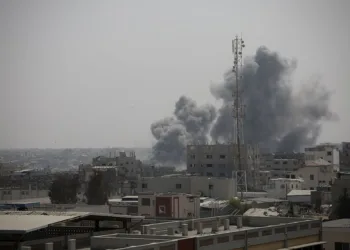 KHAN YUNIS, GAZA - AUGUST 13: Smoke rises over buildings following Israeli airstrikes on the southern Gaza city of Khan Yunis, Gaza on August 13, 2025. (Photo by Abdallah F.s. Alattar/Anadolu via Getty Images)