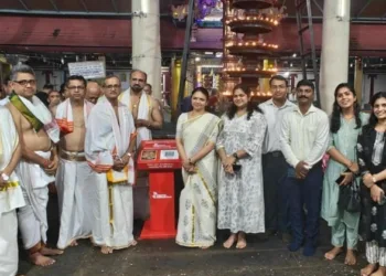 കൊച്ചിൻ തിരുമല ദേവസ്വം ക്ഷേത്രത്തിനു സൗത്ത് ഇന്ത്യൻ ബാങ്ക് സമർപ്പിച്ച ഇ-കാണിക്ക. സൗത്ത് ഇന്ത്യൻ ബാങ്ക് പ്രതിനിധികളും ക്ഷേത്ര ഭാരവാഹികളും സമീപം.