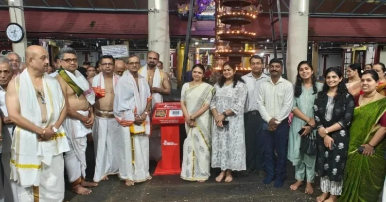 കൊച്ചിൻ തിരുമല ദേവസ്വം ക്ഷേത്രത്തിനു സൗത്ത് ഇന്ത്യൻ ബാങ്ക് സമർപ്പിച്ച ഇ-കാണിക്ക. സൗത്ത് ഇന്ത്യൻ ബാങ്ക് പ്രതിനിധികളും ക്ഷേത്ര ഭാരവാഹികളും സമീപം.