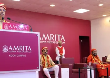 അമൃത വിശ്വവിദ്യാപീഠം കൊച്ചി ബ്രഹ്മസ്ഥാനം ക്യാമ്പസിലെ ബിരുദദാന ചടങ്ങ് ഉദ്ഘാടനം ചെയ്ത് ഗവർണർ രാജേന്ദ്ര വിശ്വനാഥ് ആർലേക്കർ സംസാരിക്കുന്നു.