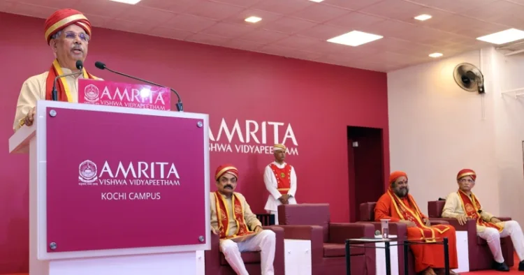 അമൃത വിശ്വവിദ്യാപീഠം കൊച്ചി ബ്രഹ്മസ്ഥാനം ക്യാമ്പസിലെ ബിരുദദാന ചടങ്ങ് ഉദ്ഘാടനം ചെയ്ത് ഗവർണർ രാജേന്ദ്ര വിശ്വനാഥ് ആർലേക്കർ സംസാരിക്കുന്നു.
