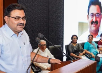 അമൃത കോളേജ് ഓഫ് നഴ്‌സിംഗിൽ നോർക്ക റൂട്സ് സാറ്റ്‌ലൈറ്റ് സെന്റർ ഉദ്ഘാടനം നിർവ്വഹിച്ച് കൊച്ചി കോർപ്പറേഷൻ മേയർ എം അനിൽ കുമാർ സംസാരിക്കുന്നു.