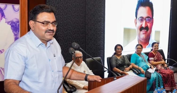 അമൃത കോളേജ് ഓഫ് നഴ്സിംഗിൽ നോർക്ക റൂട്സ് സാറ്റ്ലൈറ്റ് സെന്റർ ഉദ്ഘാടനം നിർവ്വഹിച്ച് കൊച്ചി കോർപ്പറേഷൻ മേയർ എം അനിൽ കുമാർ സംസാരിക്കുന്നു.