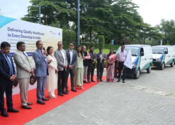 ആസ്റ്റർ ഡിഎം ഹെൽത്ത്‌കെയർ സ്ഥാപക ചെയർമാൻ ഡോ. ആസാദ് മൂപ്പൻ, നസീറ മൂപ്പൻ, ആസ്റ്റർ ഡിഎം ഹെൽത്ത്‌കെയർ ഇന്ത്യ ഡെപ്യൂട്ടി മാനേജിങ് ഡയറക്ടർ അലീഷ മൂപ്പൻ, ആസ്റ്റർ ഡിഎം ഹെൽത്ത്‌കെയർ ഡയറക്ടർ അനൂപ് മൂപ്പൻ, മറ്റ് ആസ്റ്റർ ഭാരവാഹികൾ എന്നിവർ ആസ്റ്റർ മെഡ്‌സിറ്റിയിൽ നടന്ന ചടങ്ങിൽ മൊബൈൽ മെഡിക്കൽ യൂണിറ്റുകൾ ഫ്ലാഗ് ഓഫ് ചെയ്യുന്നു.