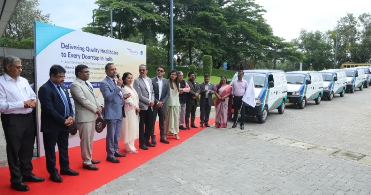 ആസ്റ്റർ ഡിഎം ഹെൽത്ത്കെയർ സ്ഥാപക ചെയർമാൻ ഡോ. ആസാദ് മൂപ്പൻ, നസീറ മൂപ്പൻ, ആസ്റ്റർ ഡിഎം ഹെൽത്ത്കെയർ ഇന്ത്യ ഡെപ്യൂട്ടി മാനേജിങ് ഡയറക്ടർ അലീഷ മൂപ്പൻ, ആസ്റ്റർ ഡിഎം ഹെൽത്ത്കെയർ ഡയറക്ടർ അനൂപ് മൂപ്പൻ, മറ്റ് ആസ്റ്റർ ഭാരവാഹികൾ എന്നിവർ ആസ്റ്റർ മെഡ്സിറ്റിയിൽ നടന്ന ചടങ്ങിൽ മൊബൈൽ മെഡിക്കൽ യൂണിറ്റുകൾ ഫ്ലാഗ് ഓഫ് ചെയ്യുന്നു.