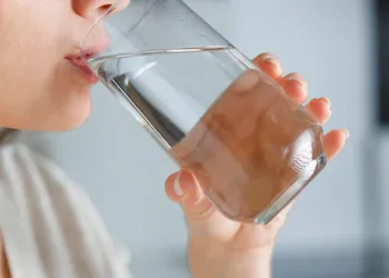 089qdk1g_benefits-of-drinking-water-before-brushing_625x300_24_November_22