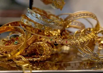 FILE PHOTO: A goldsmith weighs gold jewellery inside a showroom in Ahmedabad, India, July 31, 2025. REUTERS/Amit Dave/File Photo