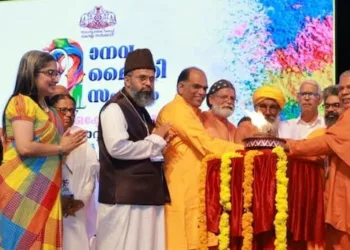 മാനവമൈത്രി സംഗമം സ്വാമി ശുഭാംഗാനന്ദ, ഡോ.തോമസ് മാർ അത്തനേഷ്യസ്, ഡോ.വി.പി സുഹൈബ് മൗലവി എന്നിവർ ചേർന്ന് ഉദ്‌ഘാടനം ചെയ്യുന്നു. ഡോ.ദിവ്യ എസ്.അയ്യർ ഐ.എ.എസ്, ഡോ.പ്രമോദ് പയ്യന്നുർ എന്നിവർ സമീപം.