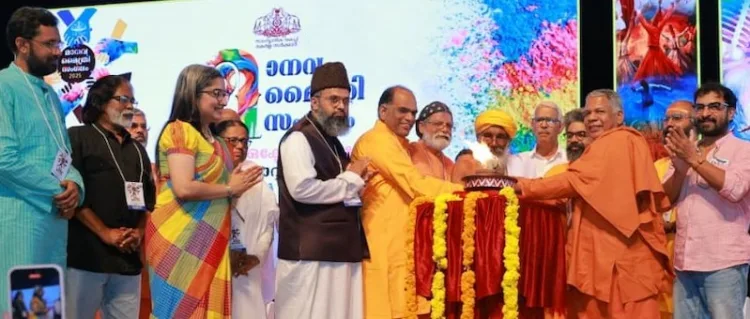 മാനവമൈത്രി സംഗമം സ്വാമി ശുഭാംഗാനന്ദ, ഡോ.തോമസ് മാർ അത്തനേഷ്യസ്, ഡോ.വി.പി സുഹൈബ് മൗലവി എന്നിവർ ചേർന്ന് ഉദ്‌ഘാടനം ചെയ്യുന്നു. ഡോ.ദിവ്യ എസ്.അയ്യർ ഐ.എ.എസ്, ഡോ.പ്രമോദ് പയ്യന്നുർ എന്നിവർ സമീപം.