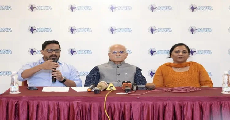 കൊച്ചിയിൽ നടന്ന പത്രസമ്മേളനത്തിൽ സംസാരിക്കുന്ന ഓൾ ഇന്ത്യ ഒക്കുപ്പേഷണൽ തെറാപ്പിസ്റ്റ് അസോസിയേഷൻ സെക്രട്ടറി ഡോ. ജോസഫ് സണ്ണി കുന്നശ്ശേരി. സമീപം അസോസിയേഷൻ പ്രസിഡന്റ് ഡോ. പങ്കജ് ബാജ്‌പേയി, കേരള ഒക്കുപ്പേഷണൽ തെറാപ്പിസ്റ്റ് അസോസിയേഷൻ പ്രസിഡന്റ് ഡോ. മേരി ഫിലിപ്പ് എന്നിവർ.