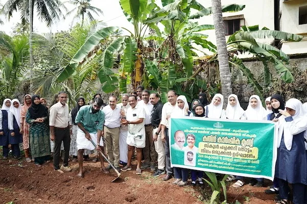 മർകസ് ഗേൾസ് ഹയർസെക്കൻഡറി സ്കൂളിൽ കതിർ കാർഷിക ക്ലബ്ബ് ഉദ്ഘാടനം കുന്ദമംഗലം ഗ്രാമപഞ്ചായത്ത് പ്രസിഡണ്ട് സി വി സംജിത് നിർവഹിക്കുന്നു.